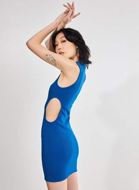 vestido azul com cut out