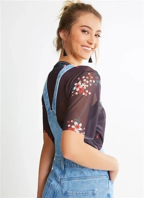 macacão jeans mom com botões macacão jeans mom com botões