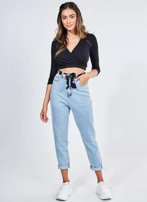 calça mom jeans com cinto calça mom jeans com cinto