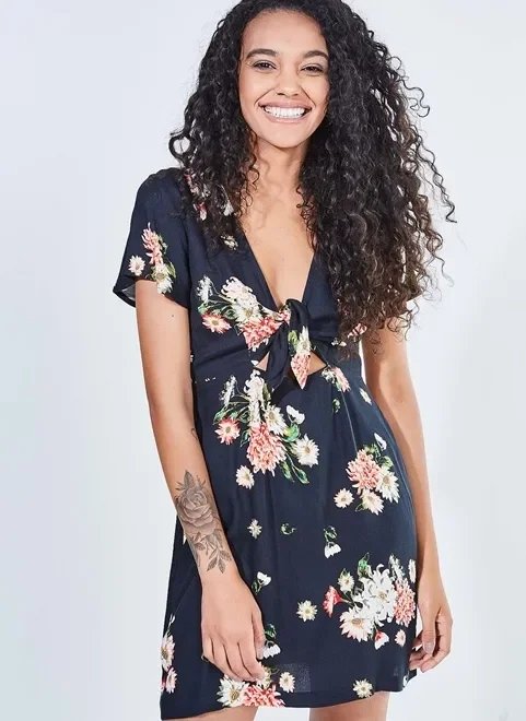 vestido curto floral com amarração vestido curto floral com amarração