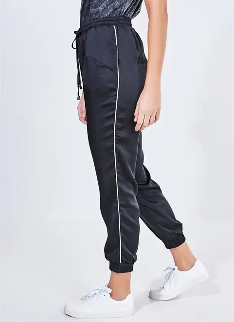 calça esportiva em cetim calça esportiva em cetim