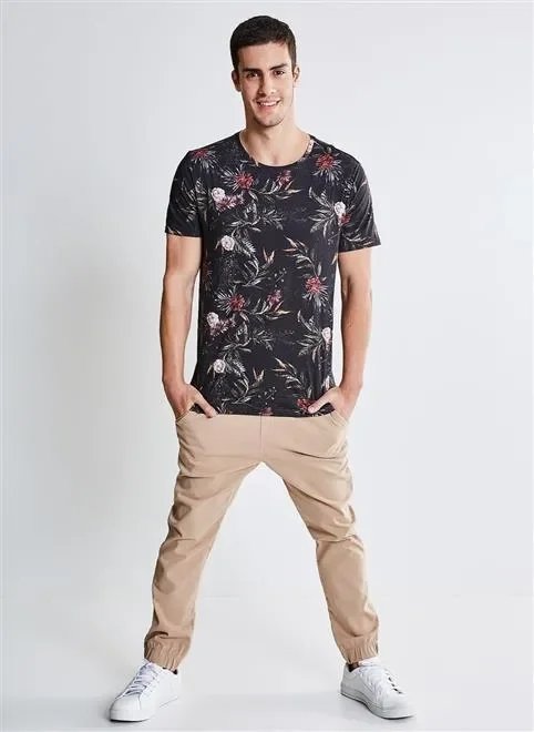camiseta estampada floral preta camiseta estampada floral preta