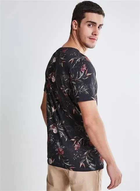 camiseta estampada floral preta camiseta estampada floral preta