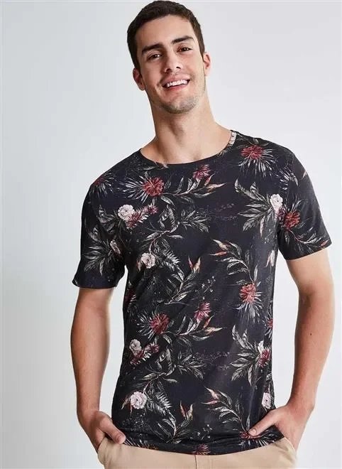 camiseta estampada floral preta camiseta estampada floral preta