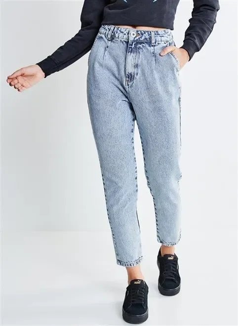 calça jeans marmorizada modelo mom calça jeans marmorizada modelo mom
