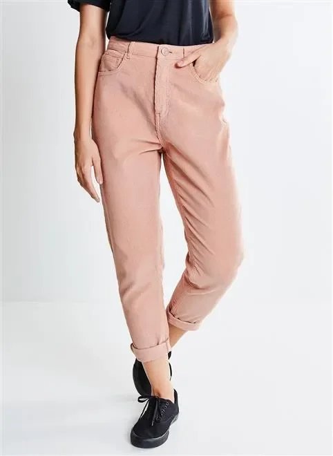 calça mom em veludo cotelê calça mom em veludo cotelê