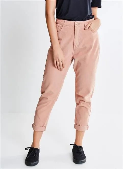 calça mom em veludo cotelê calça mom em veludo cotelê