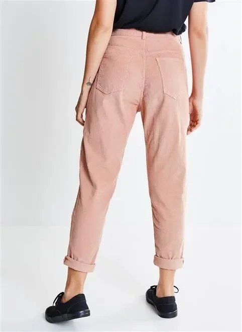 calça mom em veludo cotelê calça mom em veludo cotelê