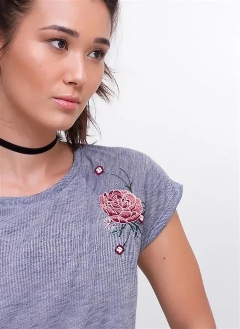 blusa cropped manga raglan bordada blusa cropped manga raglan bordada