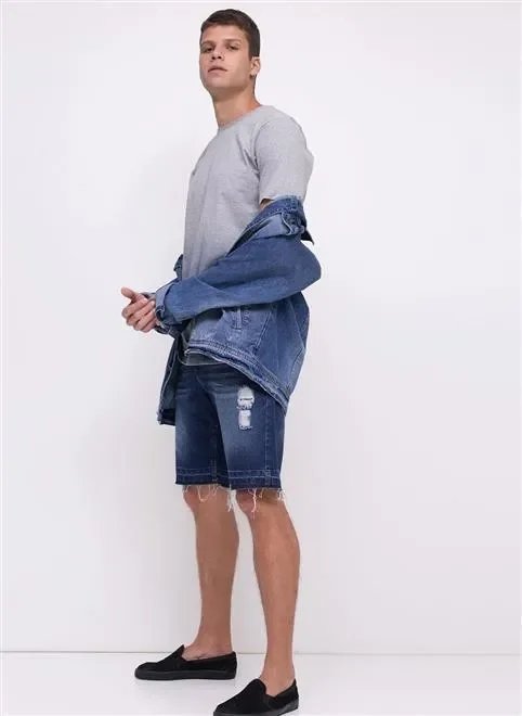 bermuda em jeans com barra desfiada bermuda em jeans com barra desfiada