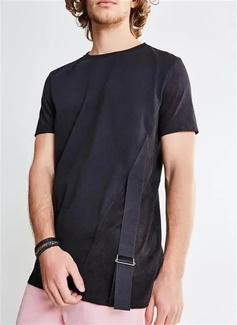 camiseta com recorte em suede camiseta com recorte em suede