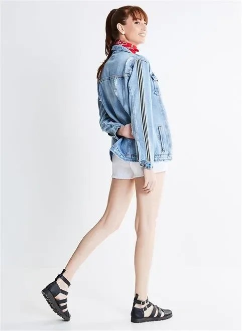 jaqueta jeans com detalhe em listras jaqueta jeans com detalhe em listras