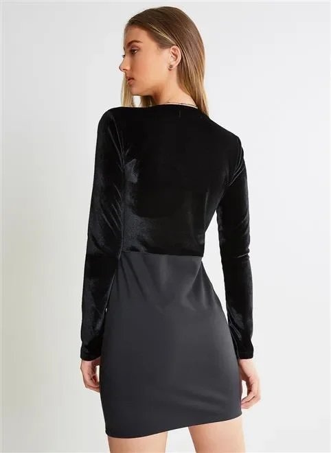 vestido em veludo com decote vestido em veludo com decote