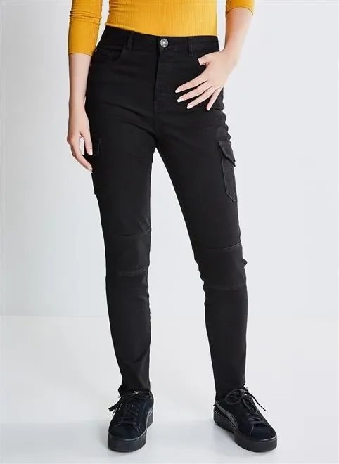 calça em sarja com bolsos laterais calça em sarja com bolsos laterais