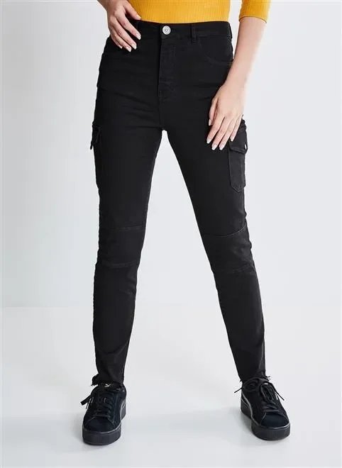 calça em sarja com bolsos laterais calça em sarja com bolsos laterais