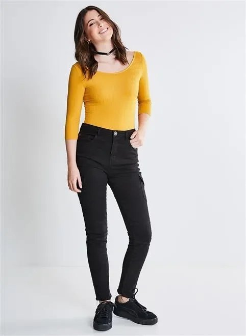 calça em sarja com bolsos laterais calça em sarja com bolsos laterais