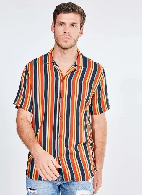 camisa manga curta listrada em viscose camisa manga curta listrada em viscose