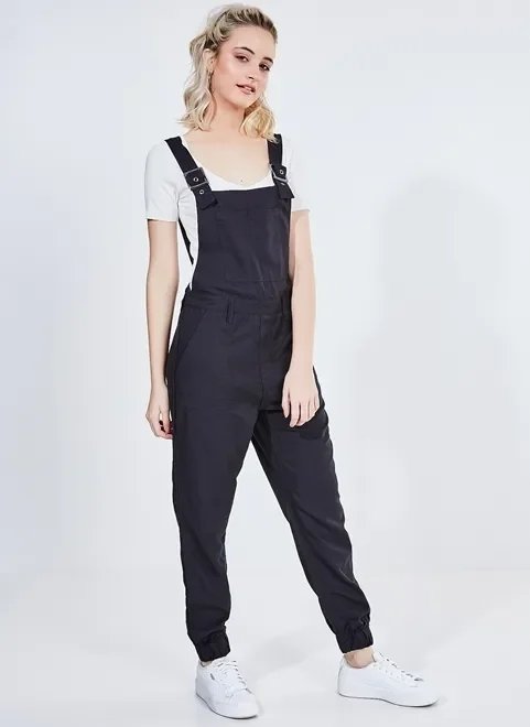 macacão jardineira com bolsos macacão jardineira com bolsos