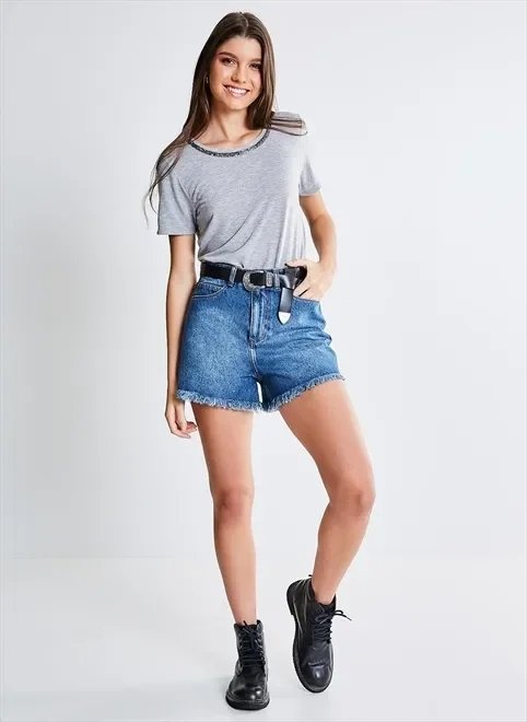 short jeans hot pants com barra desfiada short jeans hot pants com barra desfiada