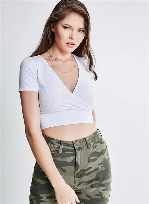 blusa cropped com decote transpassado blusa cropped com decote transpassado