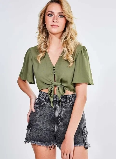 blusa cropped com amarração na cintura blusa cropped com amarração na cintura