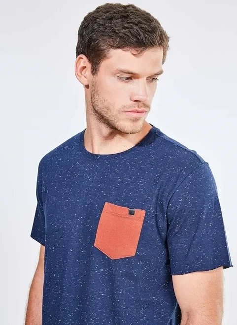 camiseta em malha botonê com bolso frontal camiseta em malha botonê com bolso frontal