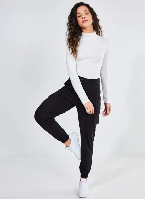 calça jogger com bolsos laterais calça jogger com bolsos laterais