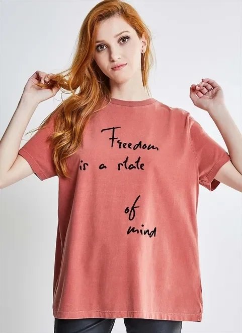 camiseta oversized lettering freedom camiseta oversized lettering freedom