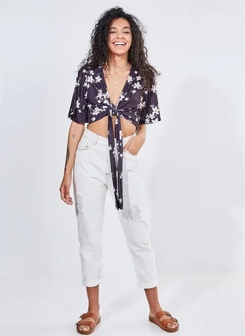 calça mom em sarja calça mom em sarja