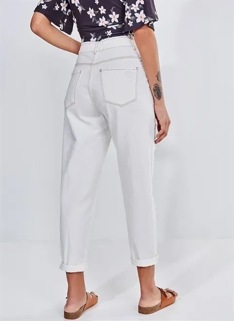 calça mom em sarja calça mom em sarja