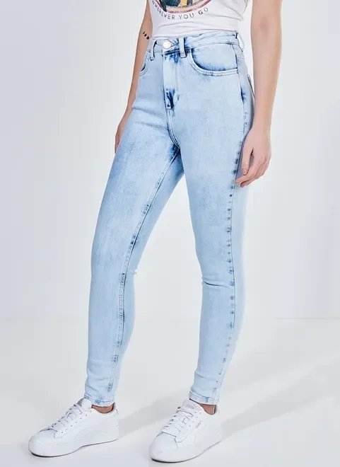 calça skinny em jeans delavê calça skinny em jeans delavê