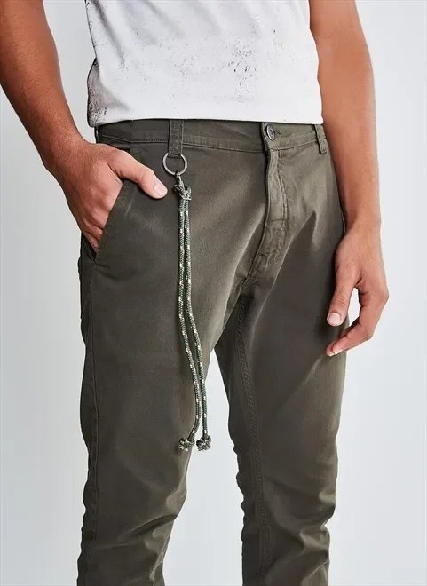 calça chino skinny em sarja calça chino skinny em sarja