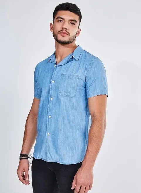 camisa básica em jeans claro camisa básica em jeans claro