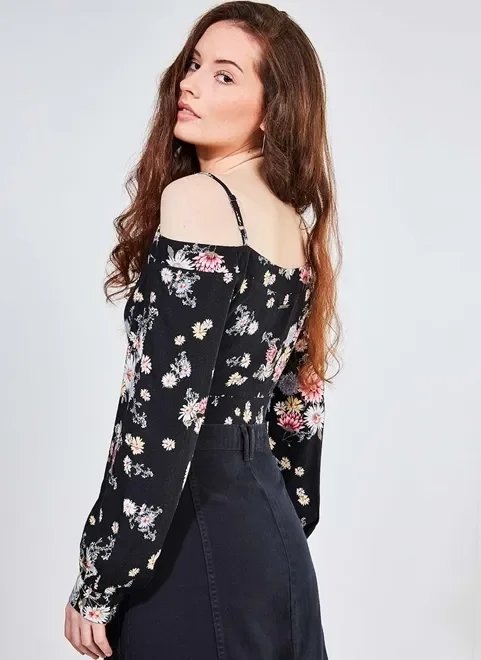 blusa cropped ombros de fora estampada blusa cropped ombros de fora estampada