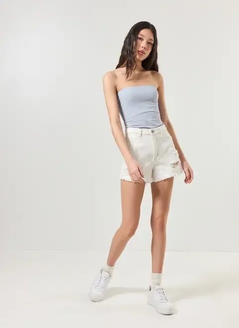 short em jeans delavê com rasgos short em jeans delavê com rasgos