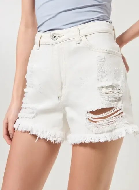 short em jeans delavê com rasgos short em jeans delavê com rasgos