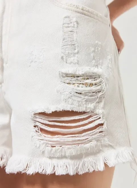 short em jeans delavê com rasgos short em jeans delavê com rasgos