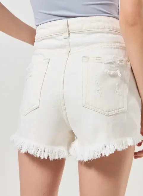 short em jeans delavê com rasgos short em jeans delavê com rasgos