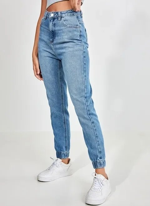 calça mom jogger em jeans médio calça mom jogger em jeans médio