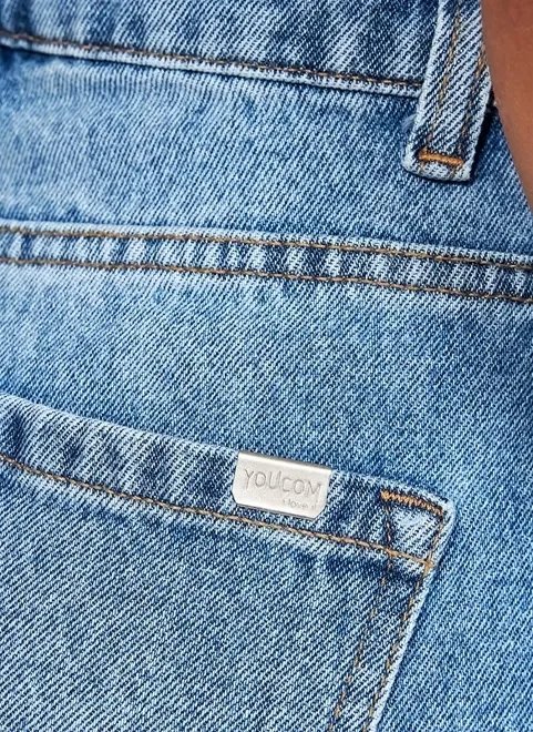 calça mom jogger em jeans médio calça mom jogger em jeans médio