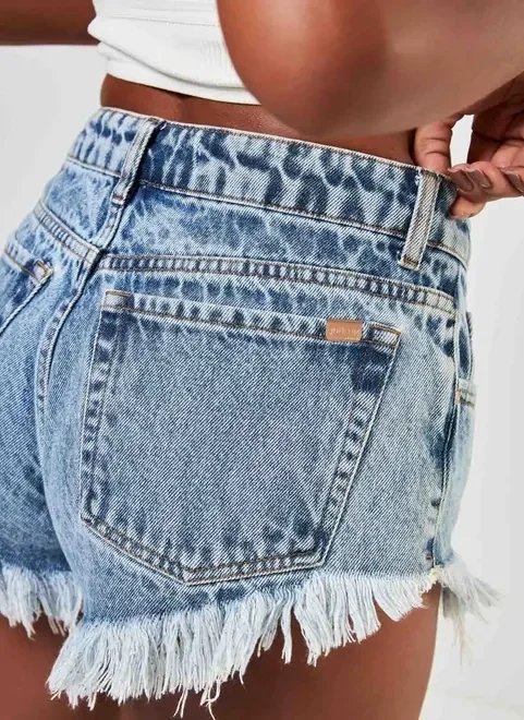 short cintura baixa em jeans short cintura baixa em jeans