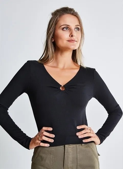 blusa com detalhe no decote blusa com detalhe no decote