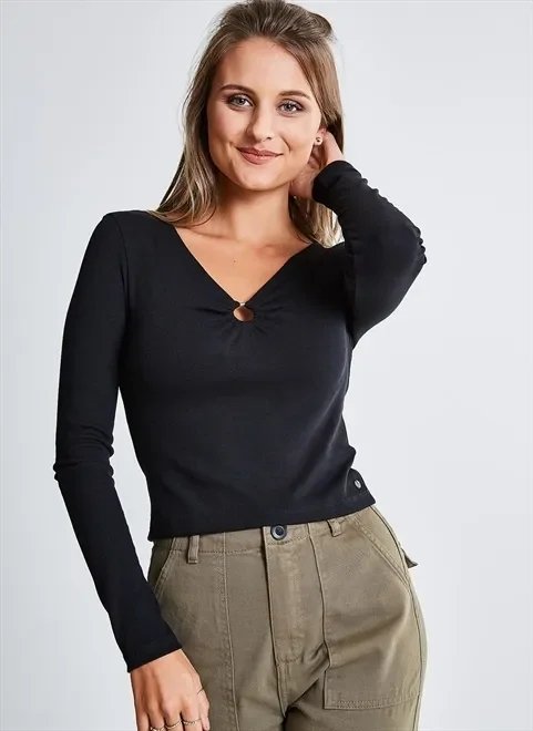 blusa com detalhe no decote blusa com detalhe no decote
