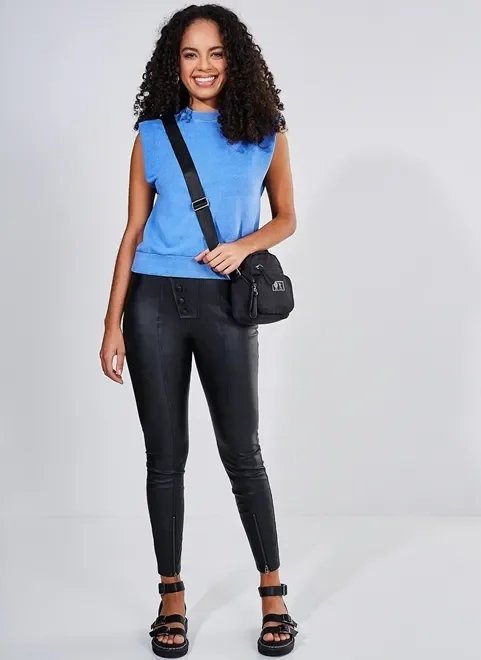 calça skinny em material sintético com zíper na barra calça skinny em material sintético com zíper na barra