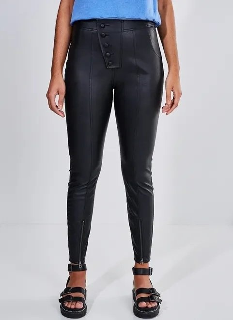calça skinny em material sintético com zíper na barra calça skinny em material sintético com zíper na barra
