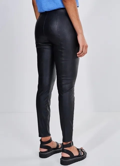 calça skinny em material sintético com zíper na barra calça skinny em material sintético com zíper na barra