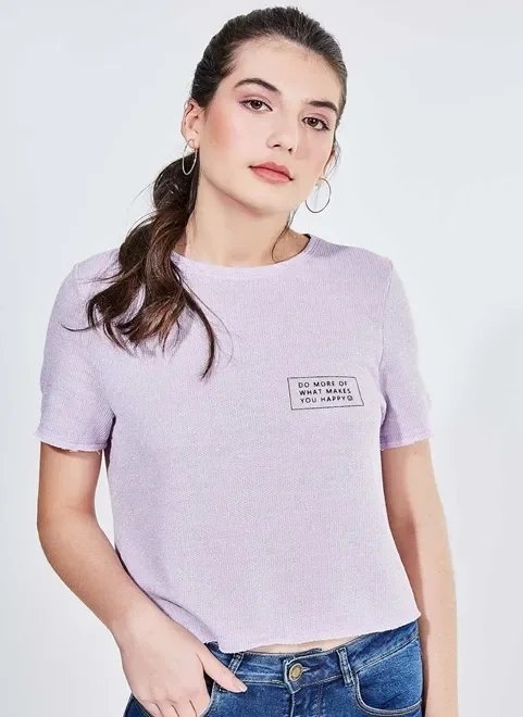 blusa lilás com fio metalizado e lettering blusa lilás com fio metalizado e lettering