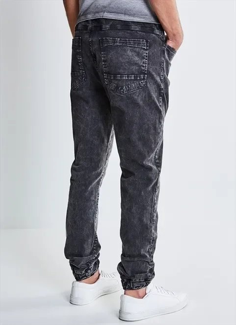 calça jogger em jeans marmorizado calça jogger em jeans marmorizado