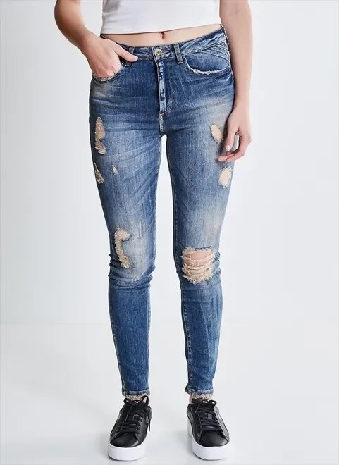 calça jeans com puídos calça jeans com puídos