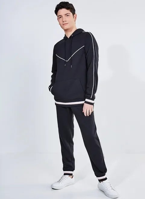 moletom canguru preto com detalhes moletom canguru preto com detalhes